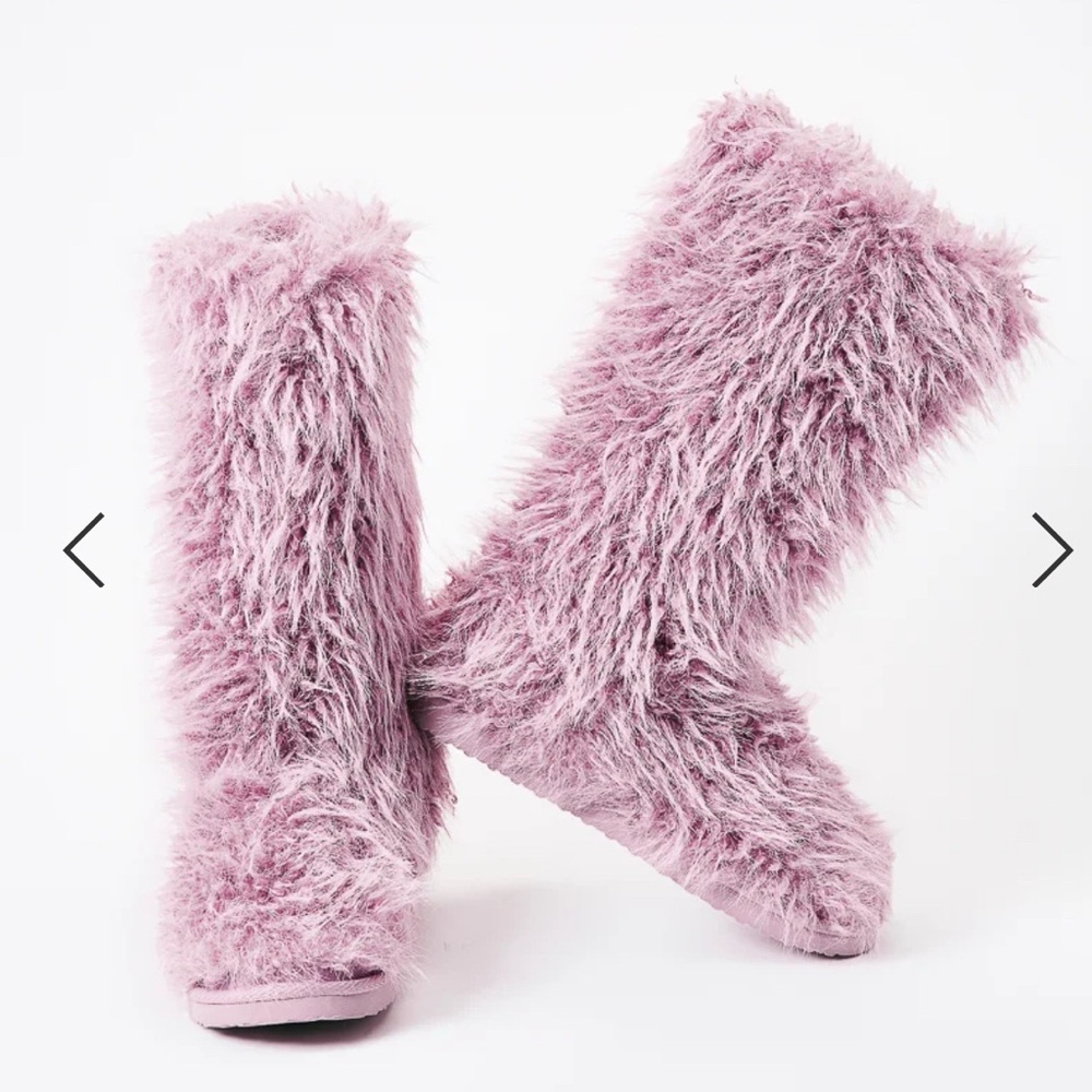 Shoe Dazzle Plush Furry Boots in Mauve